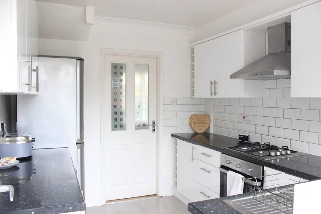 Private & Comfortable 2 Bedroom Home Away From Home Stanwell Ngoại thất bức ảnh