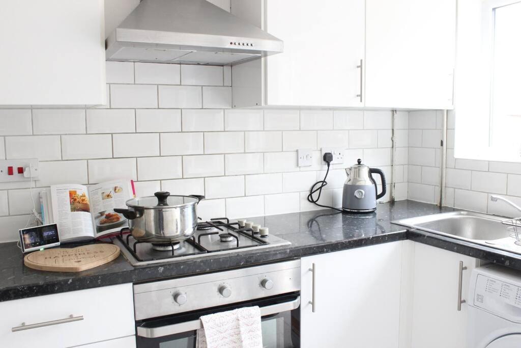 Private & Comfortable 2 Bedroom Home Away From Home Stanwell Ngoại thất bức ảnh